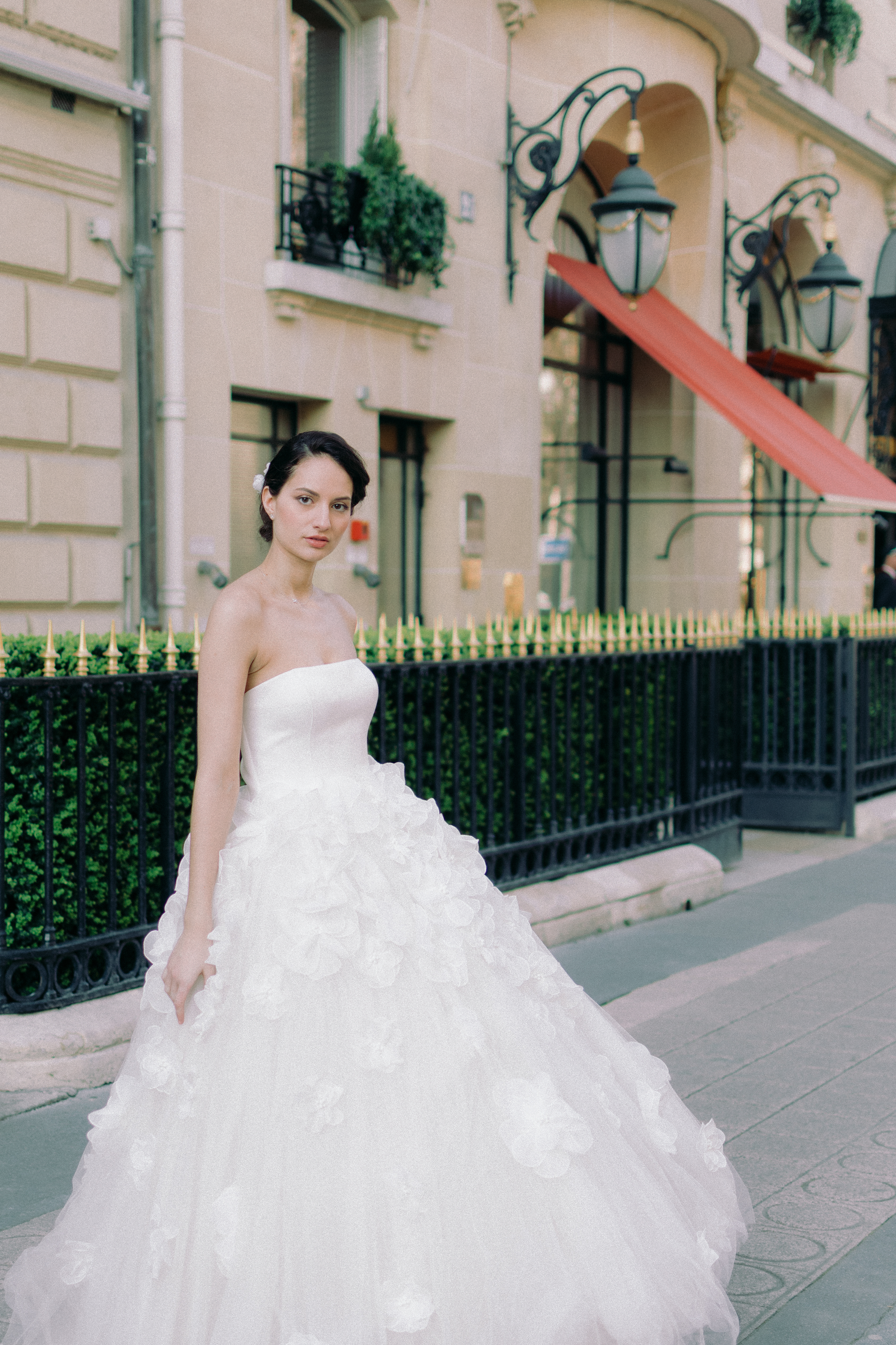 Portrait éditorial de mariée à l’Hôtel Plaza Athénée Paris